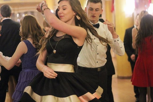 Maturzyści z Bojanowa na parkiecie (zdjęcia)