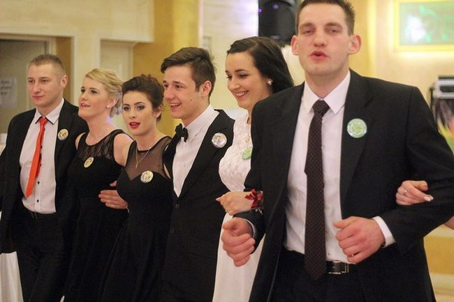 Maturzyści z Bojanowa na parkiecie (zdjęcia)