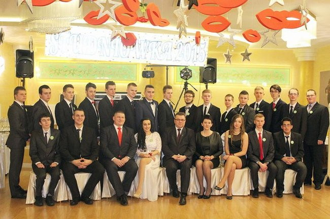 Maturzyści z Bojanowa na parkiecie (zdjęcia)