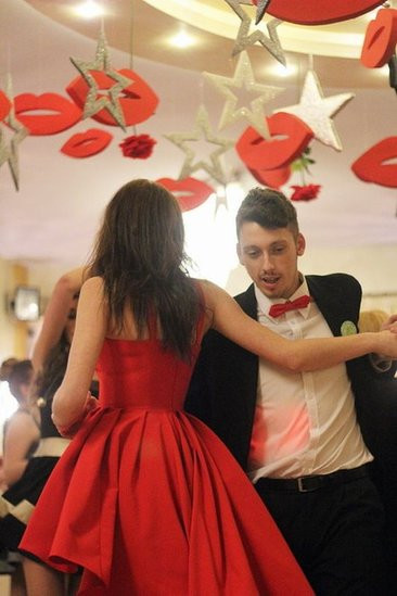 Maturzyści z Bojanowa na parkiecie (zdjęcia)