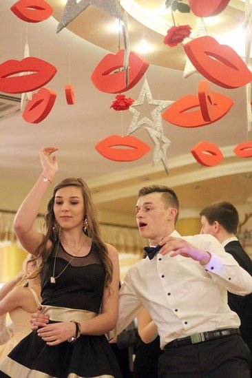 Maturzyści z Bojanowa na parkiecie (zdjęcia)