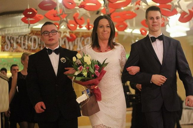 Maturzyści z Bojanowa na parkiecie (zdjęcia)