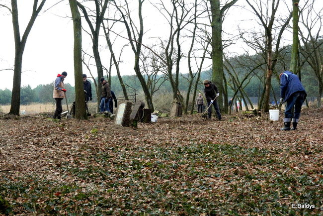 Stawiają kolejne nagrobki (zdjęcia)