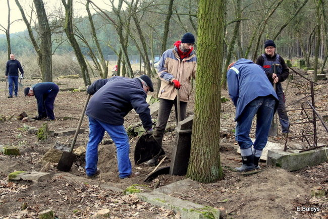 Stawiają kolejne nagrobki (zdjęcia)