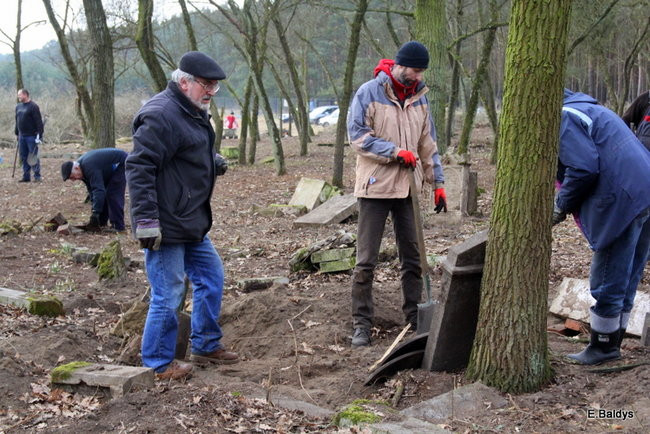Stawiają kolejne nagrobki (zdjęcia)