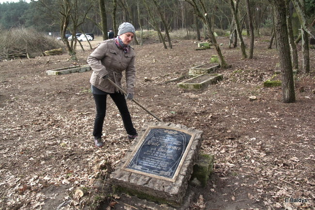 Stawiają kolejne nagrobki (zdjęcia)