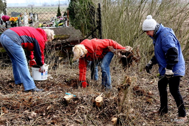 Stawiają kolejne nagrobki (zdjęcia)