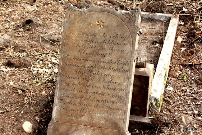 Stawiają kolejne nagrobki (zdjęcia)