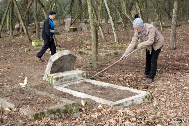 Stawiają kolejne nagrobki (zdjęcia)