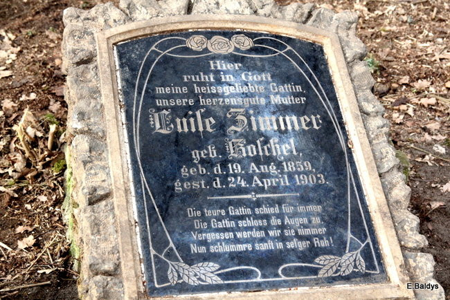 Stawiają kolejne nagrobki (zdjęcia)