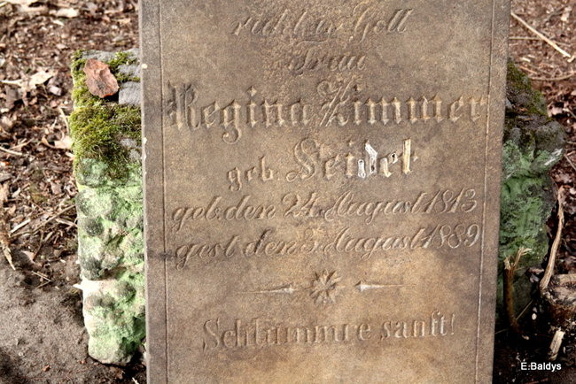 Stawiają kolejne nagrobki (zdjęcia)