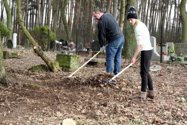 Stawiają kolejne nagrobki (zdjęcia)