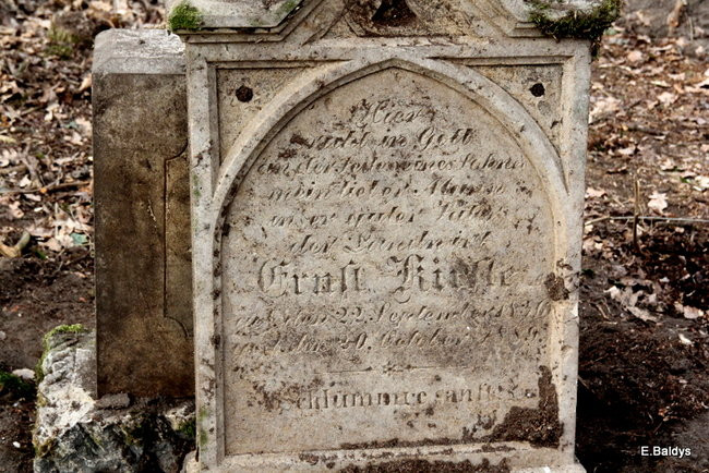 Stawiają kolejne nagrobki (zdjęcia)