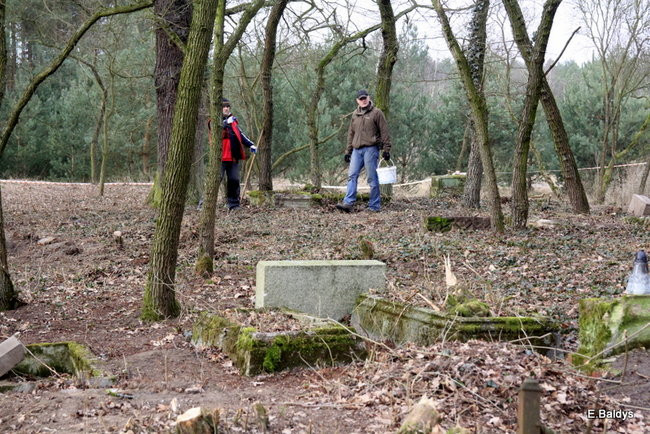 Stawiają kolejne nagrobki (zdjęcia)