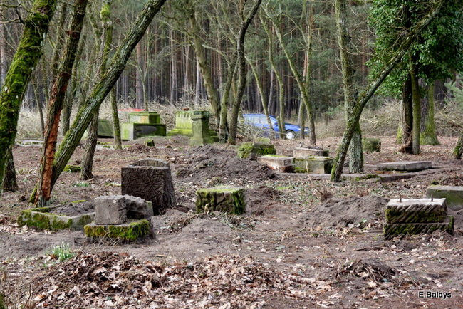 Stawiają kolejne nagrobki (zdjęcia)