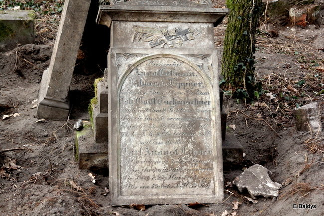 Stawiają kolejne nagrobki (zdjęcia)