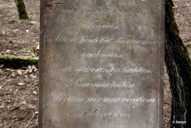 Stawiają kolejne nagrobki (zdjęcia)