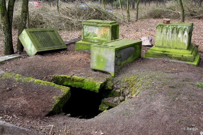 Stawiają kolejne nagrobki (zdjęcia)