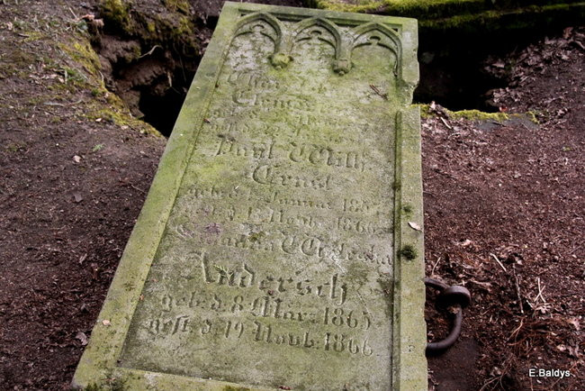 Stawiają kolejne nagrobki (zdjęcia)