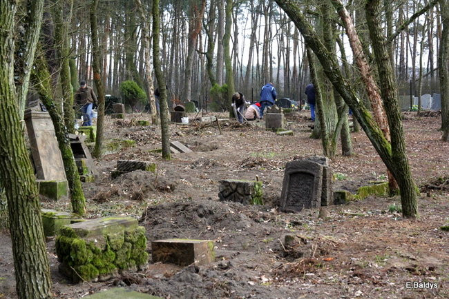 Stawiają kolejne nagrobki (zdjęcia)