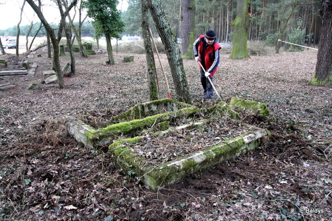 Stawiają kolejne nagrobki (zdjęcia)