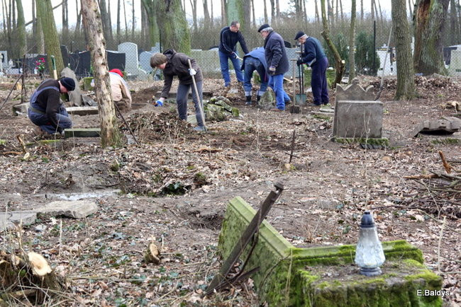 Stawiają kolejne nagrobki (zdjęcia)