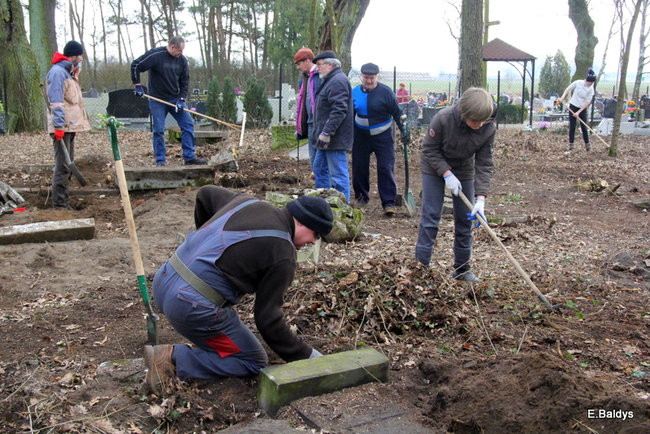 Stawiają kolejne nagrobki (zdjęcia)