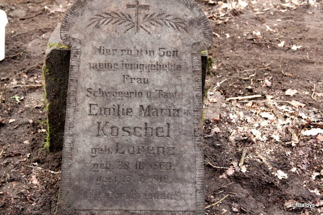 Stawiają kolejne nagrobki (zdjęcia)