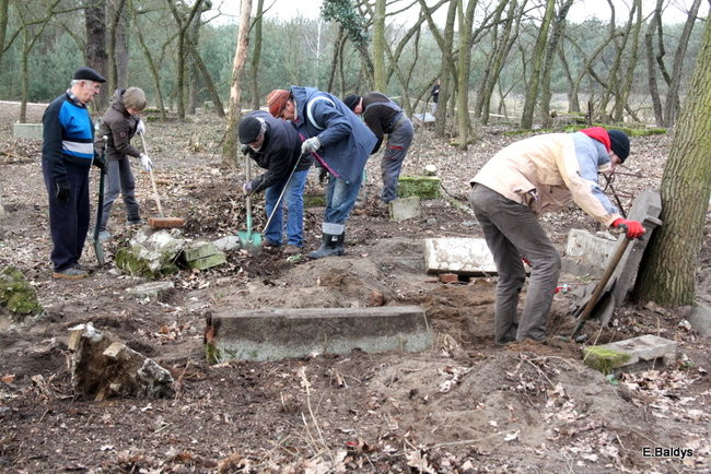 Stawiają kolejne nagrobki (zdjęcia)