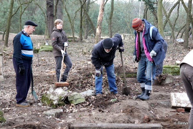 Stawiają kolejne nagrobki (zdjęcia)