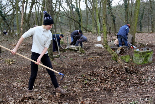 Stawiają kolejne nagrobki (zdjęcia)