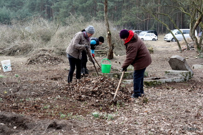 Stawiają kolejne nagrobki (zdjęcia)