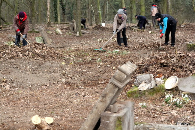 Stawiają kolejne nagrobki (zdjęcia)