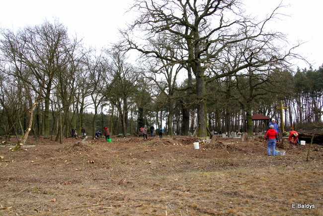 Stawiają kolejne nagrobki (zdjęcia)