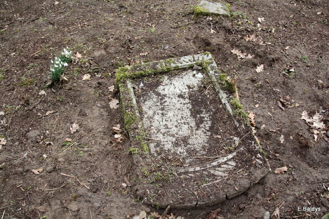 Stawiają kolejne nagrobki (zdjęcia)