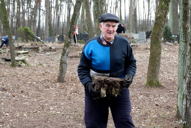 Stawiają kolejne nagrobki (zdjęcia)