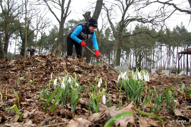 Stawiają kolejne nagrobki (zdjęcia)