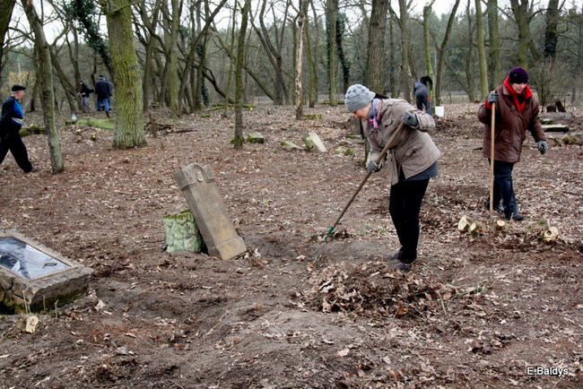 Stawiają kolejne nagrobki (zdjęcia)