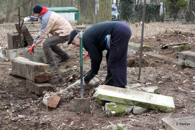 Stawiają kolejne nagrobki (zdjęcia)