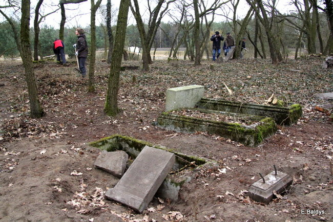 Stawiają kolejne nagrobki (zdjęcia)