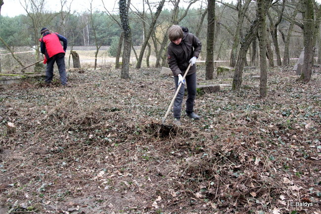 Stawiają kolejne nagrobki (zdjęcia)