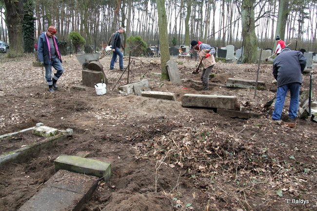 Stawiają kolejne nagrobki (zdjęcia)