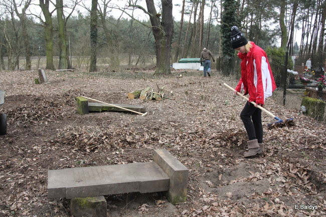 Stawiają kolejne nagrobki (zdjęcia)