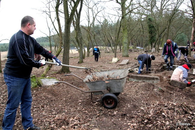Stawiają kolejne nagrobki (zdjęcia)