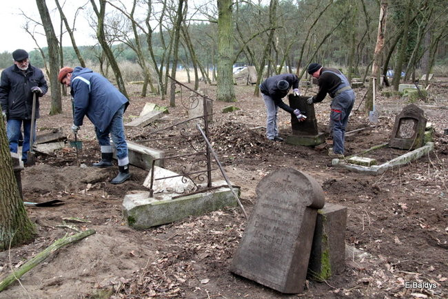 Stawiają kolejne nagrobki (zdjęcia)