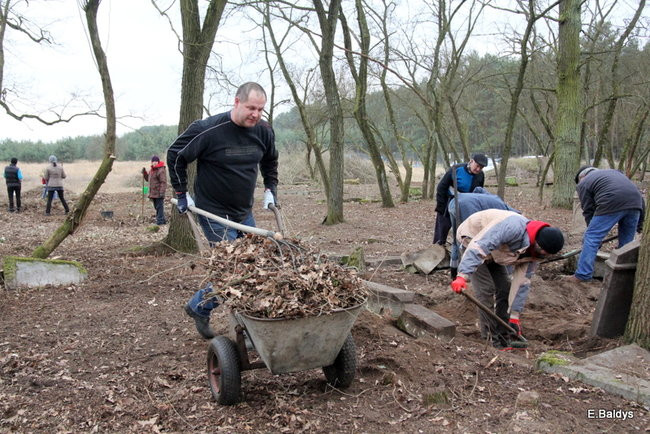Stawiają kolejne nagrobki (zdjęcia)