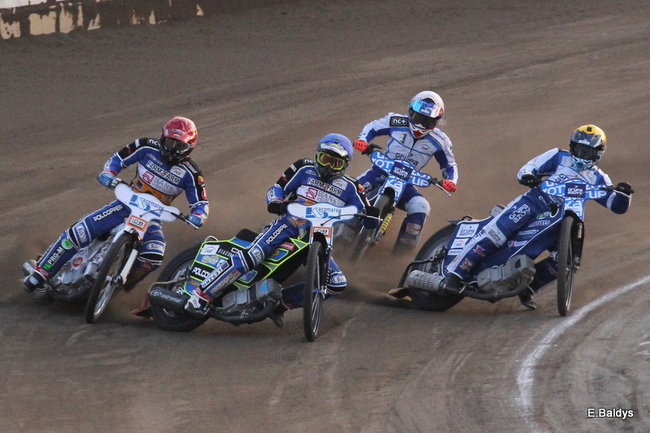 Byki lepsze od Jaskółek (zdjęcia)