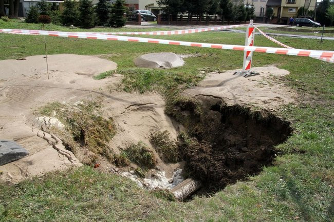 Woda zalała trzy garaże (zdjęcia)