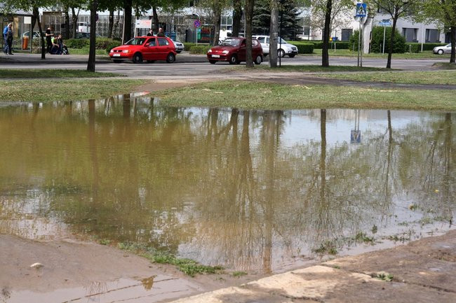 Woda zalała trzy garaże (zdjęcia)
