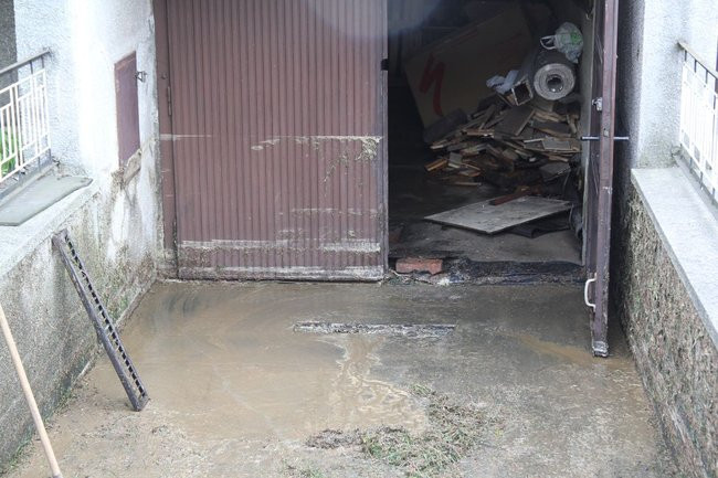 Woda zalała trzy garaże (zdjęcia)